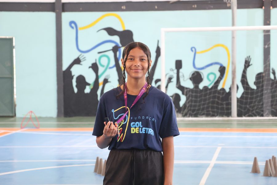 Jovem monitora do Caju Esporte e Educação