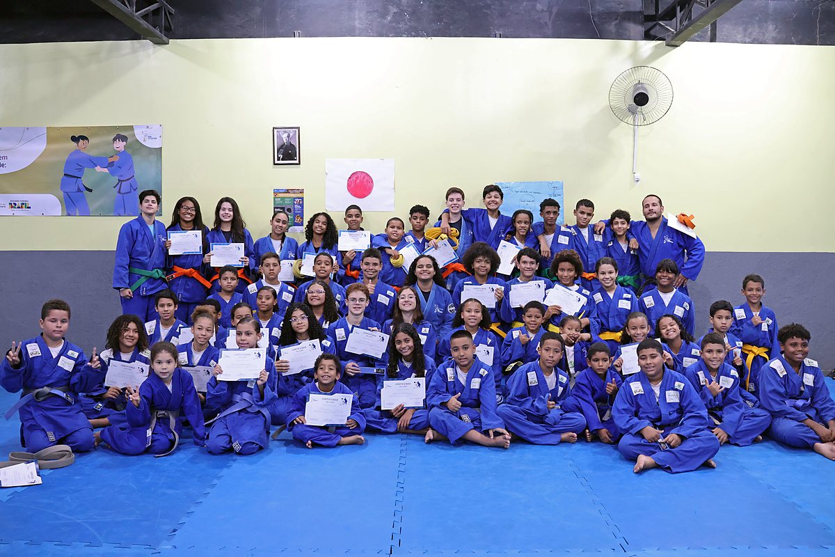 Cerimônia de troca de faixas de judô no Caju Esporte e Educação
