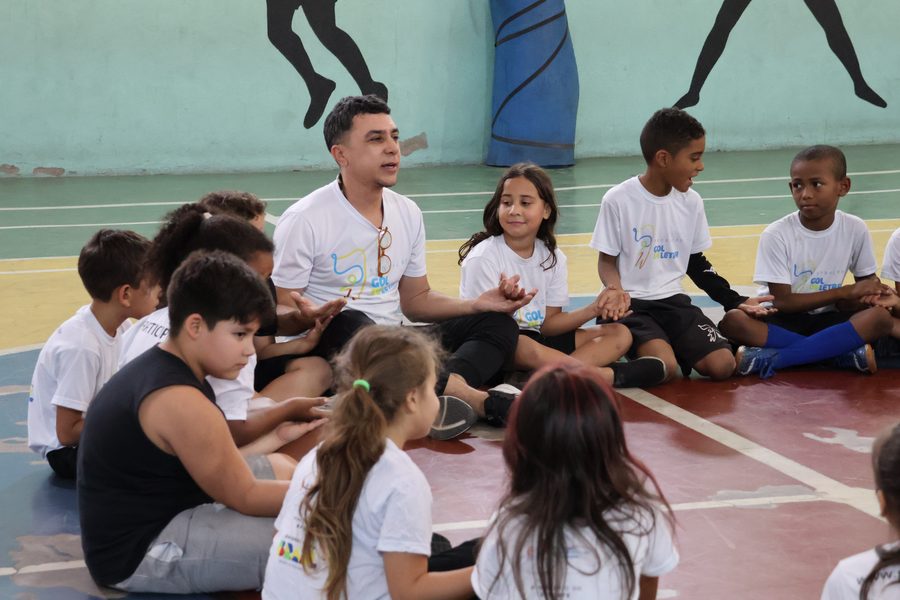 Roda de conversa com educador e crianças