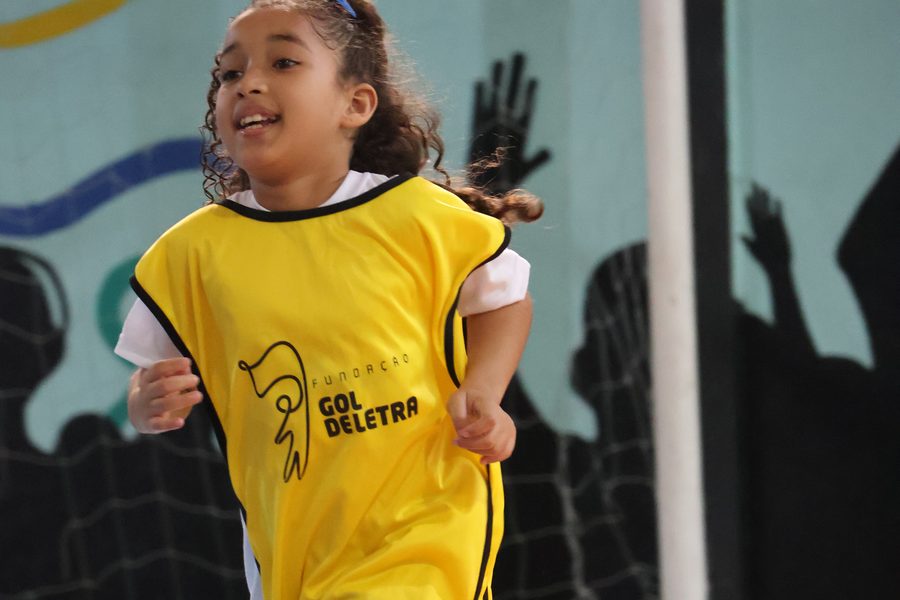 Criança em atividade esportiva na quadra