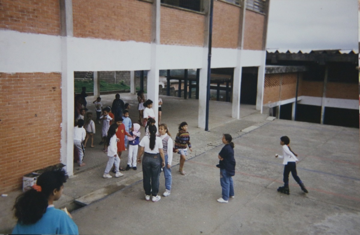 Crianças no pátio da escola Sócrates Brasileiro, na Vila Albertina