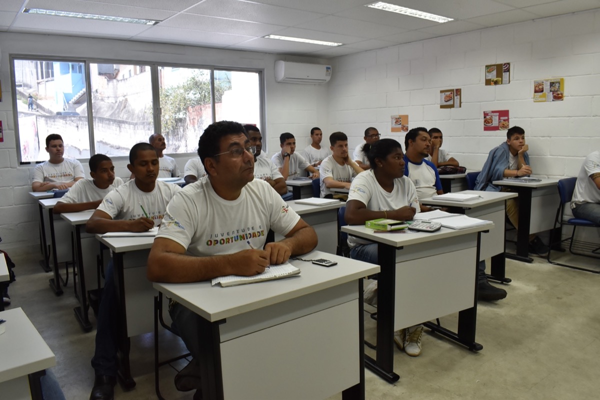 Jovens em aula do projeto Juventude e Oportunidade, no Caju