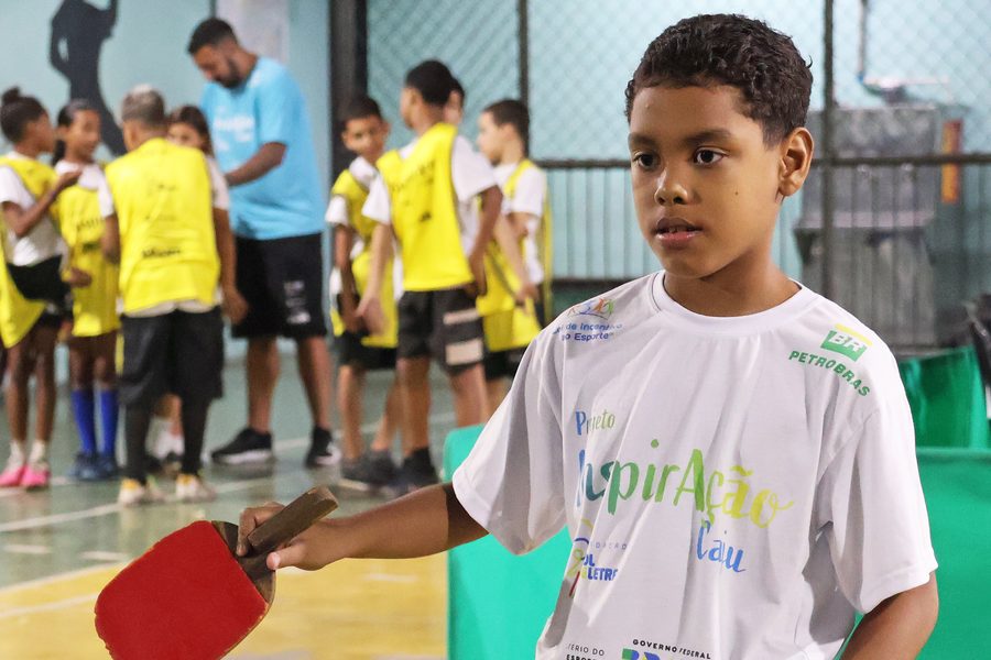Criança no tênis de mesa do Inspiração Caju