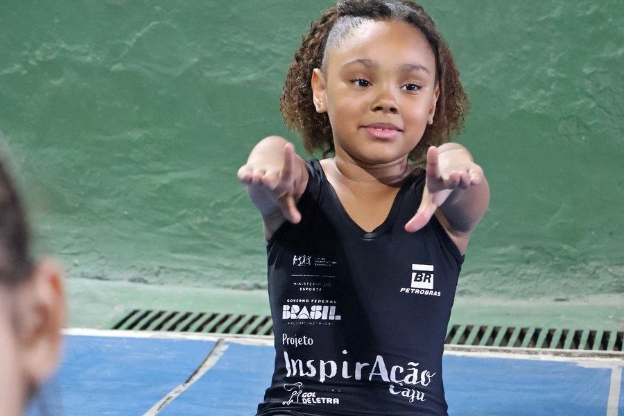 Criança na ginástica rítmica do Inspiração Caju