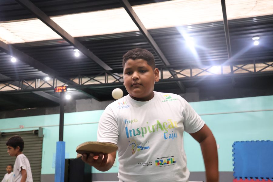 Criança no tênis de mesa do Inspiração Caju