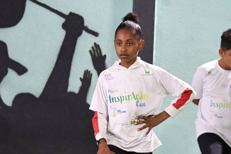 Criança na oficina de futsal do Inspiração Caju