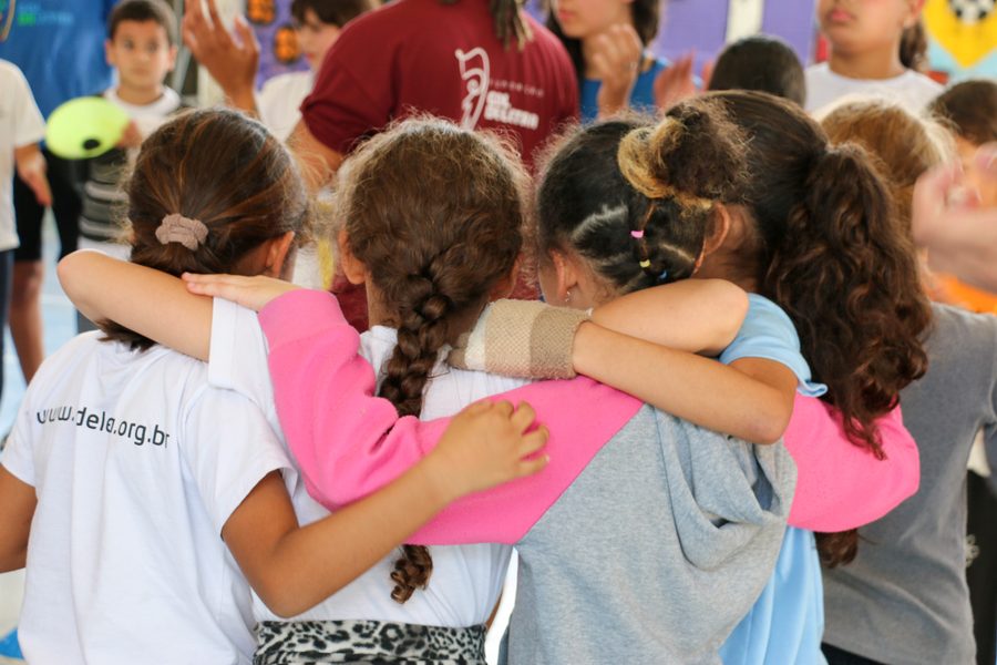 Crianças celebrando juntas no Jogo Aberto na Vila