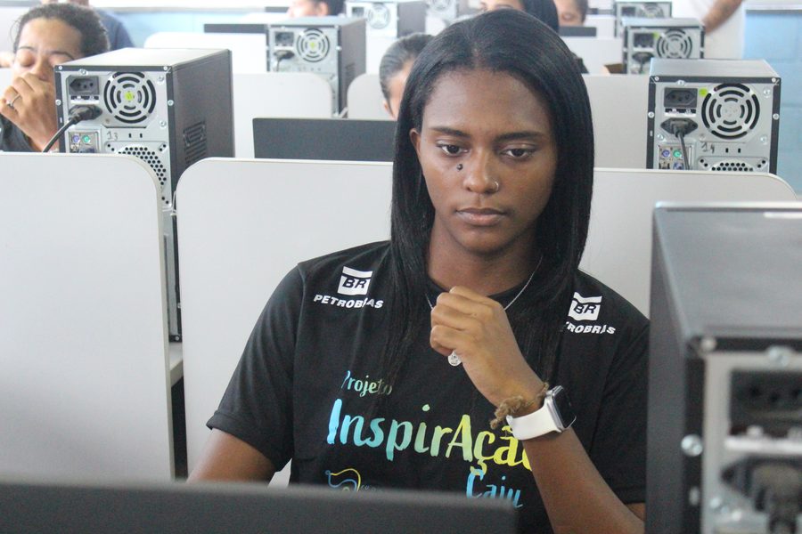 Estudante concentrada no laboratório de informática