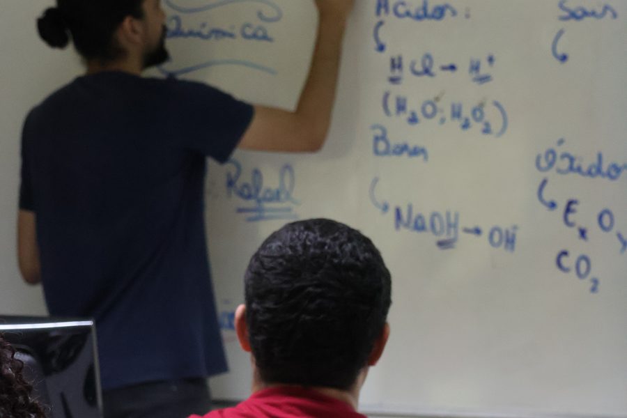 Aula de química do curso pré-vestibular comunitário
