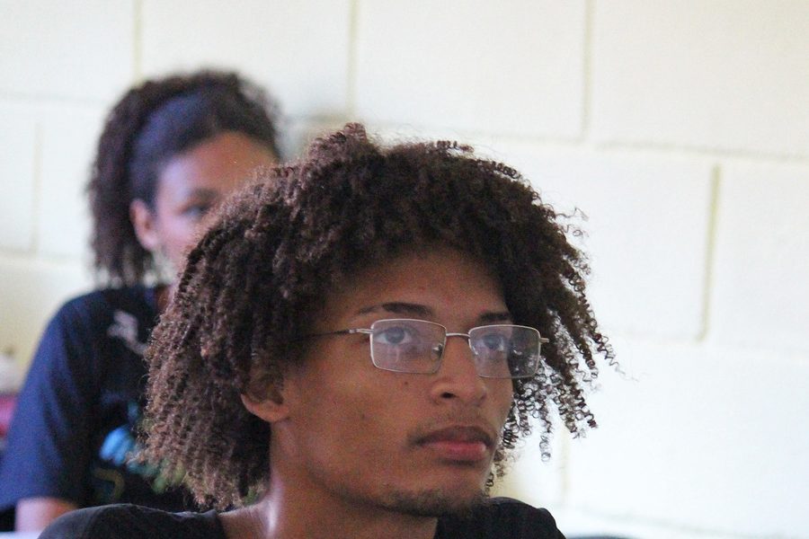 Jovem participante durante atividade educativa no Caju