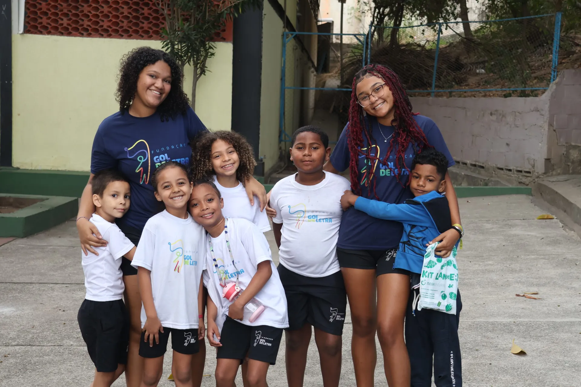 Crianças e jovens apoiados pela Fundação Gol de Letra