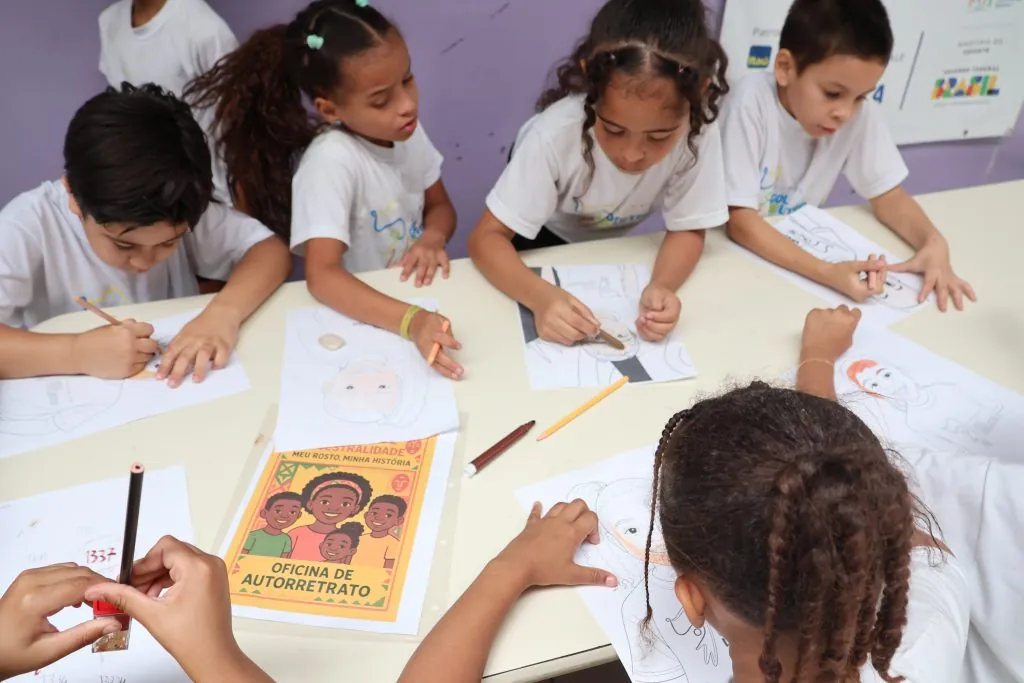 Crianças em oficina de arte e desenho