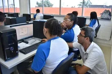 Jovens em curso de qualificação profissional da Gol de Letra