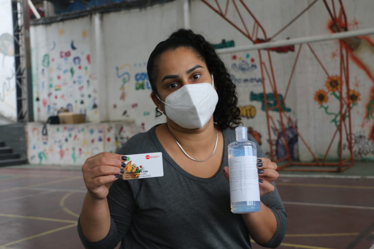 Gol de Letra entrega alimentos e itens de limpeza e higiene pessoal para as comunidades da Vila Albertina e do Caju