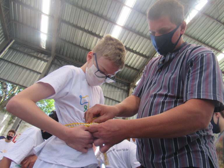 Educandos avançam na capoeira com Batizado