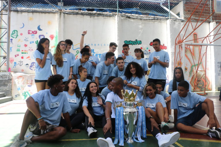 Fernandinho e a Taça da Premier League visitam jovens líderes da Gol e Letra