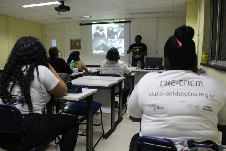 Pré-ENEM da Gol de Letra dá acesso à universidade para jovens do Caju - RJ