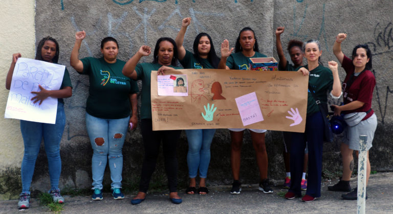 Agentes sociais conscientizam população sobre violência no Dia da Mulher