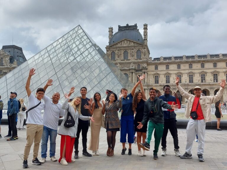 Jovens da Gol de Letra realizam intercâmbio cultural na França