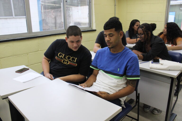 Incentivando o Futuro: A Importância de Investir nos Jovens para a Educação Continuada e Qualificação Profissional.