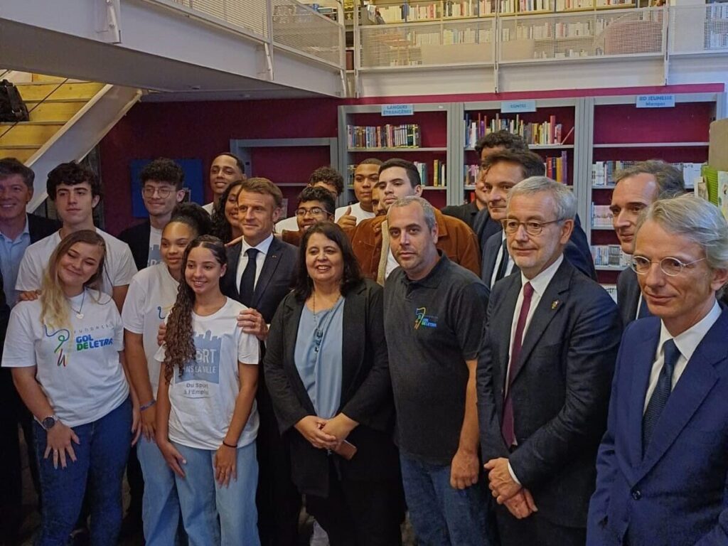Presidente da França conversa com jovens da Gol de Letra sobre intercâmbio